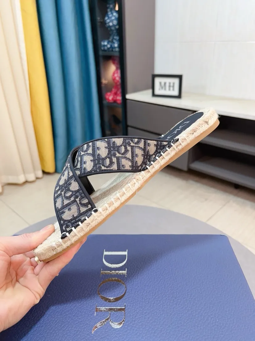 Men's men's shoes💰320🌸🌸High-end version. DIOR💁Men's slippers, high-end and upscale [strong][strong], compare quality at counters. The upper is hand-drawn, a combination of native hemp and raw rubber sole [strong][strong], breathable and non-slip outsole [rose][rose], breathable and comfortable lambskin lining, density 100% comfortable [gift][gift], original wear-resistant code number 38-44. Can be customized 45-46-47